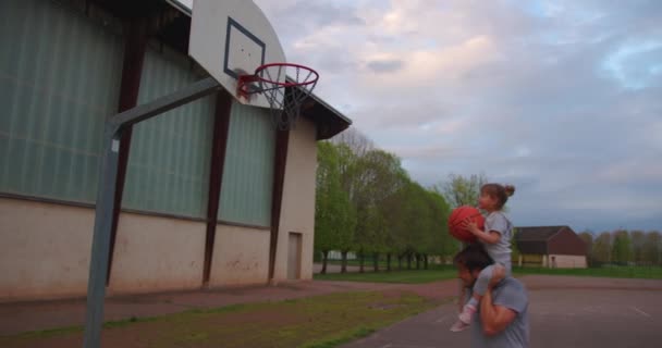 Sport Familie Vader Leert Zijn Dochter Hoe Moet Aanvallen Basketbal — Stockvideo