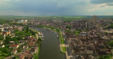 Ortaçağ şehri Auxerre 'in Fransız merkezinin Yonne nehri ile ayrılan görüntülerinin oluşturulması. Fransa 'daki tarihi ve antik evlerin kırmızı çatıları. Burgundy Fransa 'nın en eski bölgeleridir..