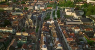 Güzel mimarisi ve tarihi olan eski ve güzel Fransız ortaçağ şehri Troyes 'in insansız hava aracı görüntüsü. İnsansız hava aracından çekilen çok eski evler. Fransız şehrindeki evlerin çatıları. Hava görünümü.