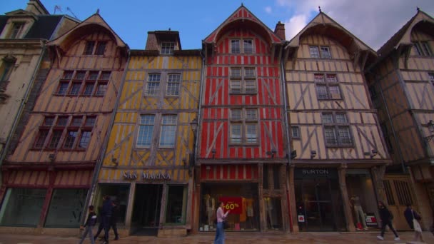 Francie Troyes Května 2023 Pohled Krásnou Ulici Starými Tradičními Francouzskými — Stock video