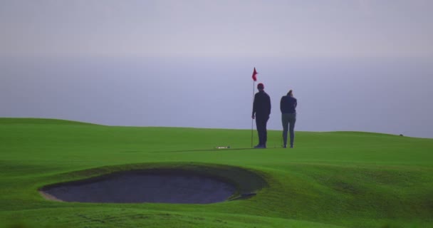 一对老夫妇在法国打高尔夫 在高尔夫球场上散步的富人的体育运动 — 图库视频影像