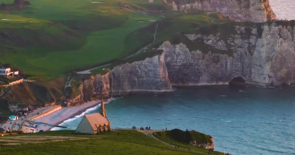 Ustanowienie Strzał Piękne Skaliste Wybrzeże Oceanu Atlantyckiego Francji Zachodzie Słońca — Wideo stockowe
