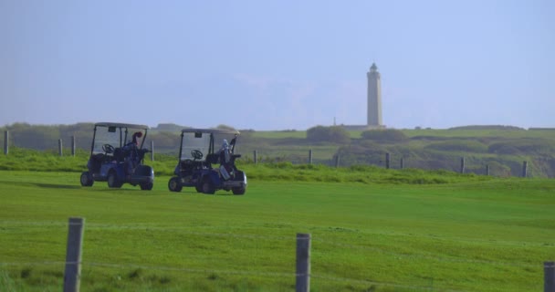 Golf Car Trovano Campo Golf Verde Sulle Rive Dell Oceano — Video Stock