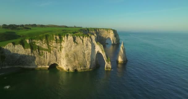 Estabelecendo Tiro Bela Costa Rochosa Oceano Atlântico França Pôr Sol — Vídeo de Stock
