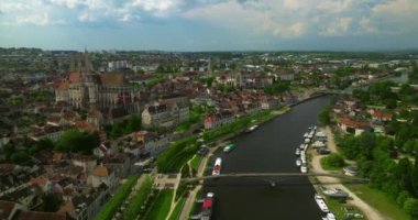 Fransa 'da güneşli bir yaz gününde, Fransız şehrinin şehir manzarasında, hava ve insansız hava aracı görüntüleri..