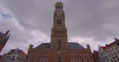 Brugge, Belçika geniş görüşlü. Ortaçağ evlerinin ön cephelerinde zaman kaybı. Arka planda bulutlar hareket ediyor. Bruges 'ün Belçika mimarisinin simgeleri. Mimarinin korunan anıtı.