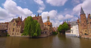 Brugge, Belçika geniş görüşlü. Ortaçağ evlerinin ön cephelerinde zaman kaybı. Arka planda bulutlar hareket ediyor. Bruges 'ün Belçika mimarisinin simgeleri. Mimarinin korunan anıtı.