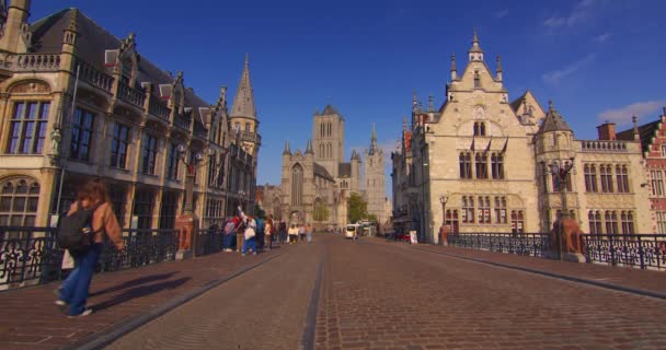 比利时根特 2023年5月26日 在阳光灿烂的日子里 根特市古老房屋 街道和河流的景观 拍摄老房子 著名的城市景观和历史地标 — 图库视频影像