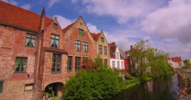 Belçika 'nın popüler şehri Bruges' de zaman kaybı. Eski evlerin görüntülerini kuruyorum. Bruges şehrinin geniş kapsamlı görüntüsü. Şehirleri ve tarihi yerleri meşhurdur..