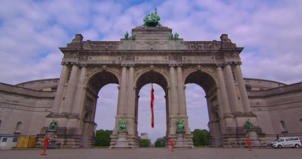 Брюссель Бельгия Парк Пятидесятой Годовщины Парк Сенкантонер Триумфальная Арка Брюсселя — стоковое видео