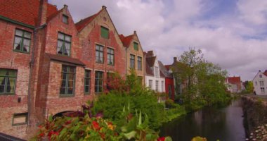 Çekim başlıyor. Bruges 'ün Belçika mimarisinin simgeleri. İnsanlar ve turistler yürüyor. Bruges Kulesi 'nin çan kulesi ve arka planda gotik binalar.