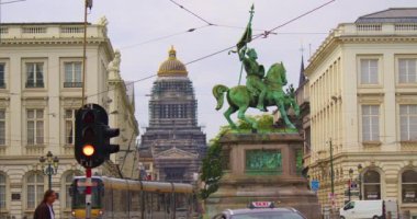 Brüksel, Belçika, 27 Mayıs 2023: Kentin genel görünümü. İnsanlar şehir merkezinde yürüyor, modern şehirde toplu taşıma araçları var. Brüksel 'i kuruyorum. Yaz sezonu. Şehir elektrik taşımacılığı.