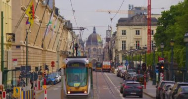 Brüksel, Belçika, 27 Mayıs 2023: Kentin genel görünümü. İnsanlar şehir merkezinde yürüyor, modern şehirde toplu taşıma araçları var. Brüksel 'i kuruyorum. Yaz sezonu. Şehir elektrik taşımacılığı.