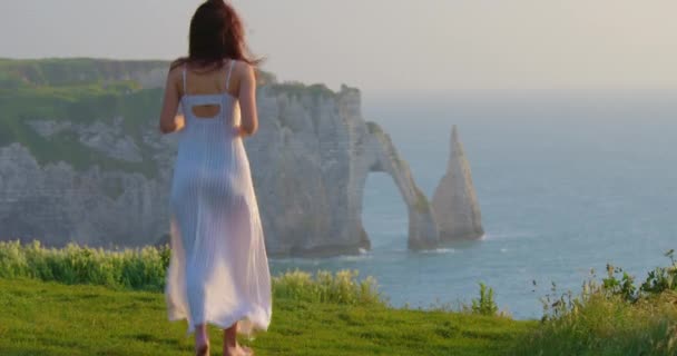 Flicka Vacker Klänning Bakgrunden Stranden Solnedgången Lyser Flickornas Ansikte Frankrikes — Stockvideo