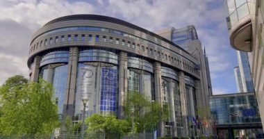 Çekim başlıyor. Belçika mimarisinin simgeleri. İnsanlar ve turistler yürüyor. Arka planda gotik binalar var. Yüksek kalite 4k görüntü