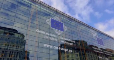 Çekim başlıyor. Belçika mimarisinin simgeleri. İnsanlar ve turistler yürüyor. Arka planda gotik binalar var. Yüksek kalite 4k görüntü