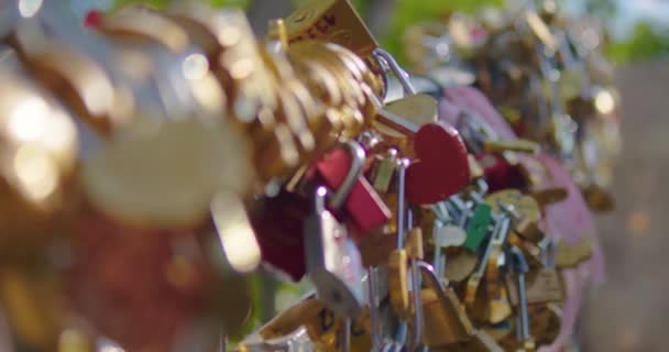 Närbild Eiffeltornet Paris Hänglås Kärlek Lås Bron Romantisk Smekmånad Resmål — Stockvideo