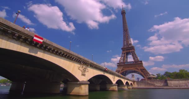 Ett Metalltorn Centrala Paris Dess Mest Igenkännliga Arkitektoniska Landmärke Eiffeltornet — Stockvideo