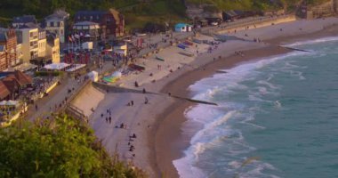 İngiliz Manş Denizi kıyısında yer alan Etretat şehri, çok sayıda doğal kemer oluşturan pitoresk kıyı kayalıklarıyla yaygın olarak bilinir. Etretat, Fransa 'nın önde gelen turizm merkezlerinden biridir..