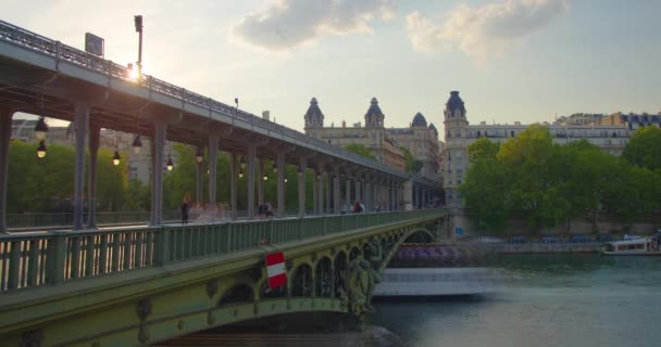 巴黎埃菲尔铁塔和塞纳河附近城市景观的时间流逝 地铁和人们步行的金属旧桥 背景上的云彩 汽车和人员的交通 — 图库视频影像