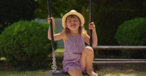 Kleines Mädchen Schaukelt Auf Einer Schaukel Freizeitpark Traumkonzept Glückliches Mädchen — Stockvideo