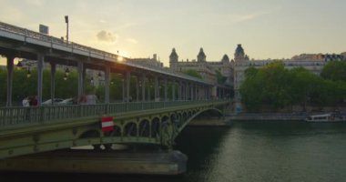 Paris 'teki Seine nehrinin kıyısındaki Eyfel kulesinin hızlandırılmış sürati..