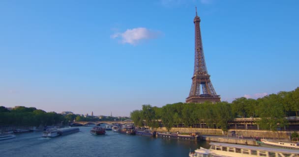 Kovová Věž Centru Paříže Její Nejznámější Architektonická Památka Eiffelova Věž — Stock video