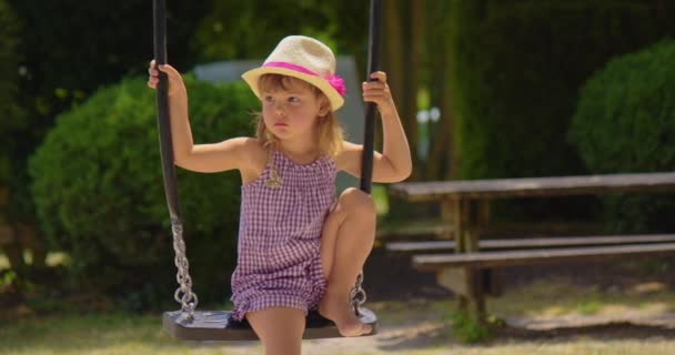 Den Lilla Flickan Svänger Gunga Nöjesparkens Drömkoncept Lycklig Flicka Svänger — Stockvideo