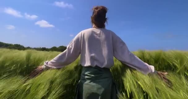 Yeşil Çiftlik Çiftliğinde Yaz Tatilinde Doğa Yürüyüşü Yapan Kadın Yapraklara — Stok video
