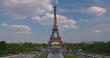 İnsanlar kulenin yakınındaki meydanda ilerliyorlar. Paris 'in en çok ziyaret edilen manzarası Eyfel Kulesi' dir. Paris 'in merkezinde bir sürü insan yürüyor. Yazı.