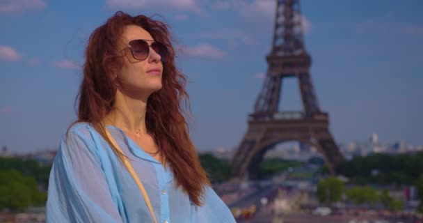 Smiling Tourist Woman Looking Landmark Famous Eiffel Tower Woman Vacation — Stock Video