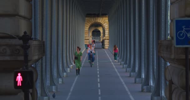 Paris França Junho 2023 Ponte Bir Hakeim Passy Atravessa Rio — Vídeo de Stock