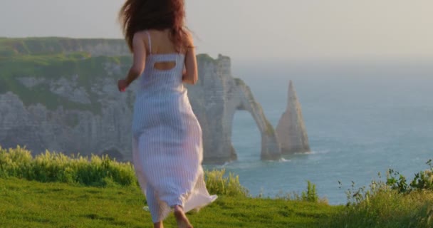Dziewczyna Pięknej Sukience Tle Plaży Etretat Znajduje Się Wybrzeżu Kanału — Wideo stockowe