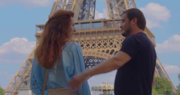 Romantyczna Para Paryżu Wieża Eiffla Obejmuje Całujący Miesiąc Miodowy Cieszący — Wideo stockowe