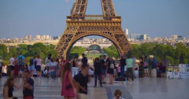 Paris 'in merkezinde bir metal kule, en tanınan mimari simgesi. Eyfel Kulesi dünyanın en çok ziyaret edilen ve en çok fotoğraflanan mekanı olarak adlandırılır..