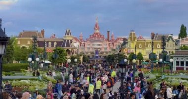 Fransa, Paris, 20 Haziran 2023: Disneyland 'de kalabalık. Paris 'teki Disneyland eğlence parkı kompleksi. Tema parkından sonra yürüyen kalabalık yılda yaklaşık 12 milyon ziyaretçi alıyor..