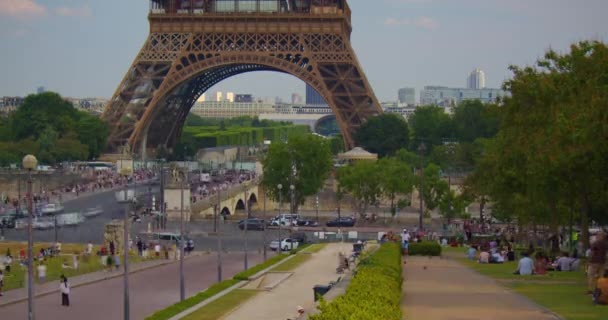 Uma Torre Metal Centro Paris Seu Marco Arquitetônico Mais Reconhecido — Vídeo de Stock