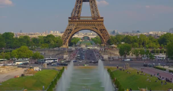 Eiffel Torony Időapszisa Szajna Folyó Közelében Párizsban Hajó Hajók Folyón — Stock videók