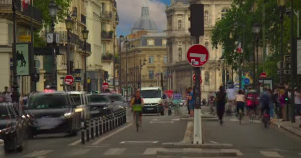 Hlavní Pařížské Ulici Pohybuje Mnoho Jízdních Kol Chodců Letní Dopravní — Stock video
