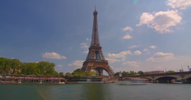 Torre Eiffel Fica Perto Rio Sena Paris Navio Barcos Rio — Vídeo de Stock