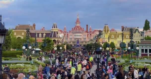 Francia París Junio 2023 Multitud Personas Disneylandia Complejo Parques Atracciones — Vídeo de stock