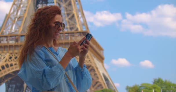 Parisian Women Using Smartphone Cinematic Footage Young Woman Wearing Fashionable — Stock Video