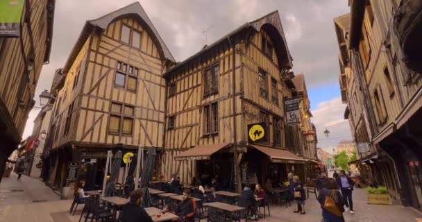 2023年6月1日フランス トロワ 中心部に位置する美しい通りを眺め 豊かな歴史とフランスの遺産を紹介します 古い伝統的なフランスの家のある通り — ストック動画