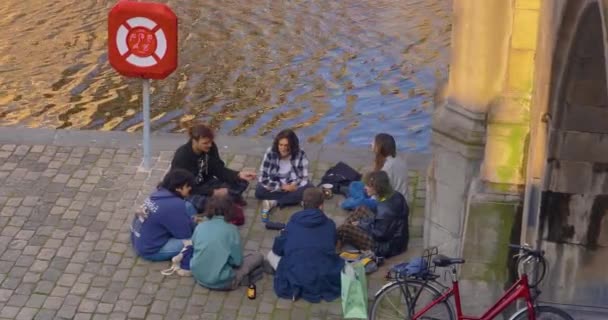 Gent België Juni 2023 Tieners Zitten Bij Rivier Roken Marihuana — Stockvideo