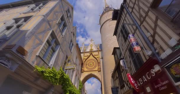 オセール フランスの時計塔の眺め 中心部に位置する素晴らしい通りの眺めは 豊かな歴史とフランスの遺産を紹介しています 古い伝統的なフランスの家のある通り — ストック動画