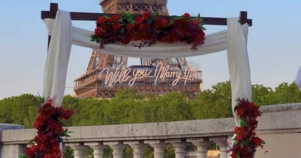 巴黎埃菲尔铁塔前的拱门上开着鲜花 在埃菲尔铁塔附近确定了一个向他心爱的女人求婚的被枪杀男子 — 图库视频影像