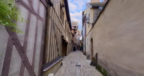 中心部に位置する素晴らしい通りの眺めは 豊かな歴史とフランスの遺産を紹介しています 古い伝統的なフランスの家のある通り — ストック動画