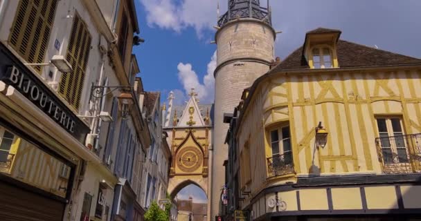 オセール フランスの時計塔の眺め 中心部に位置する素晴らしい通りの眺めは 豊かな歴史とフランスの遺産を紹介しています 古い伝統的なフランスの家のある通り — ストック動画