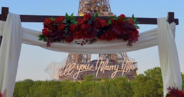 Boog Met Bloemen Voor Eiffeltoren Parijs Vaststelling Van Schot Man — Stockvideo