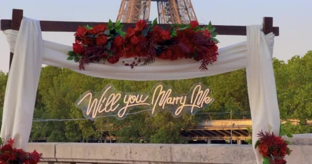 Arco Con Flores Frente Torre Eiffel París Establecimiento Disparo Hombre — Vídeos de Stock